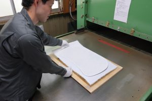 部材ごとの形状に応じて、専用のトムソン型（金型）で抜き打ち加工を実施。