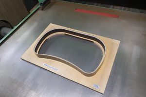 部材ごとの形状に応じて、専用のトムソン型（金型）で抜き打ち加工を実施する金型。